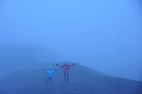 Descendo o vulcão Cotopaxi sob forte neblina, no Equador